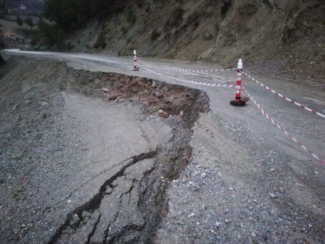 Manisa’da göçen yolu ekipler tarafından onarıldı