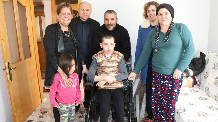 Manisa&rsquo;da 5 aileye ak&uuml;l&uuml; araba desteği