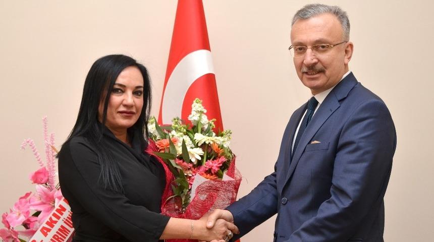 Eczacılık Fak&uuml;ltesi Dekanlığına Prof. Dr. Mehtap Uysal atandı