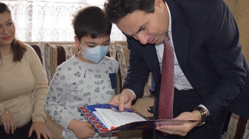 Evde eğitim g&ouml;ren &ouml;ğrenciye karnesini kaymakam verdi