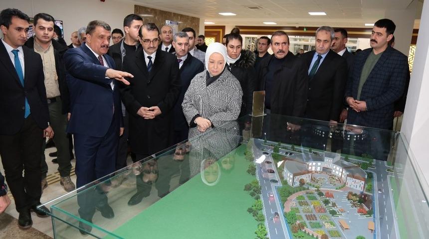 Bakan Dönmez, Battalgazi Belediyesini ziyaret etti