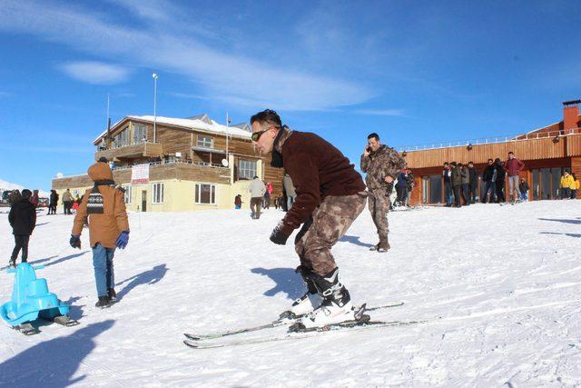 Hakkari'deki kayak merkezinde tatil yoğunluğu