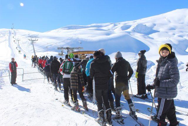 Hakkari'deki kayak merkezinde tatil yoğunluğu