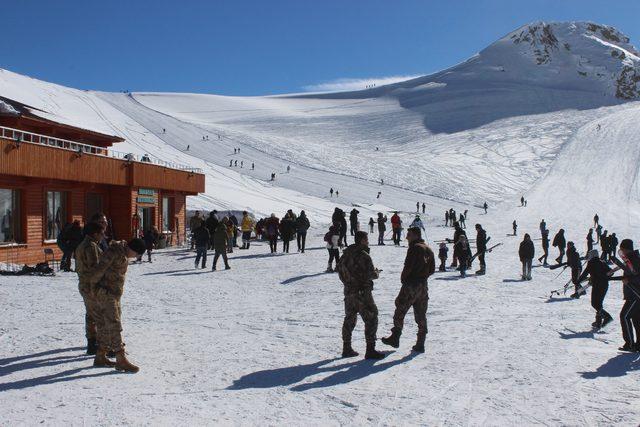 Hakkari'deki kayak merkezinde tatil yoğunluğu