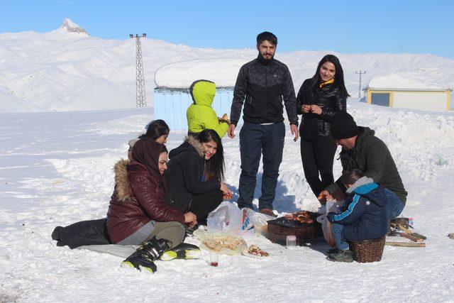 Hakkari'deki kayak merkezinde tatil yoğunluğu