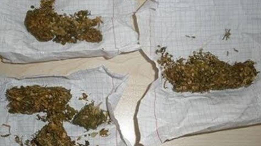 Jandarma uyuşturucuya ge&ccedil;it vermiyor: 10 g&ouml;zaltı