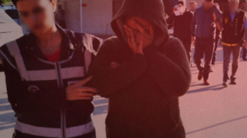 Erkekleri cinsel ilişki vaadiyle tuzağa d&uuml;ş&uuml;rd&uuml;ler! Baskında ele ge&ccedil;enler şoke etti!