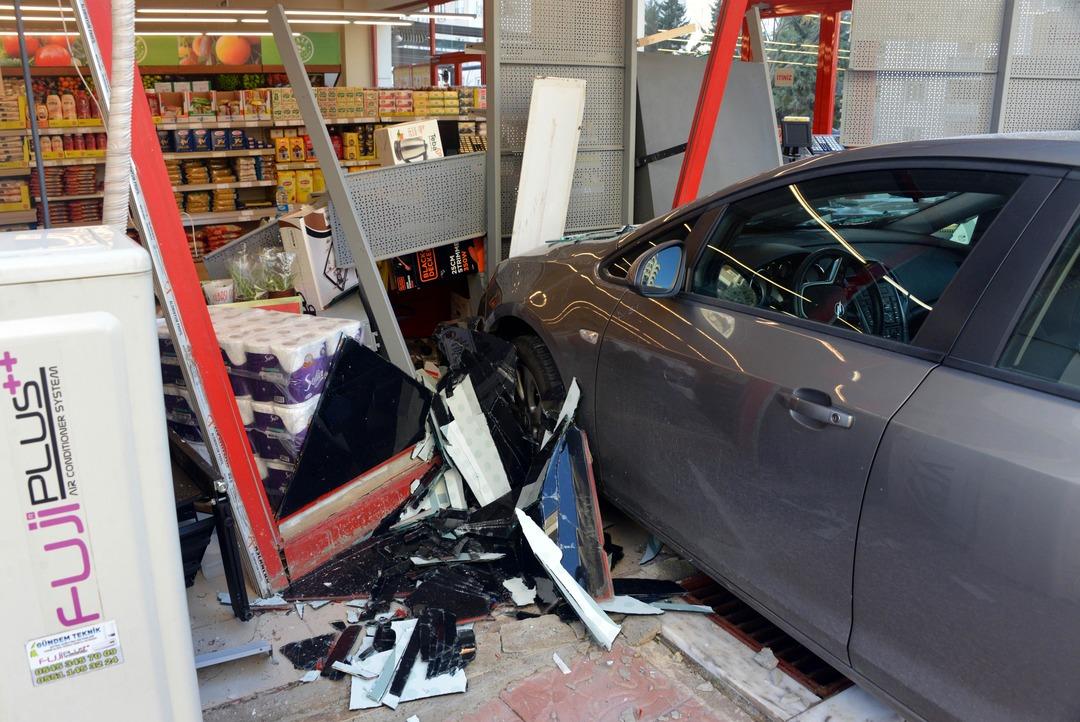 Vitesi karıştıran kadın markete girdi