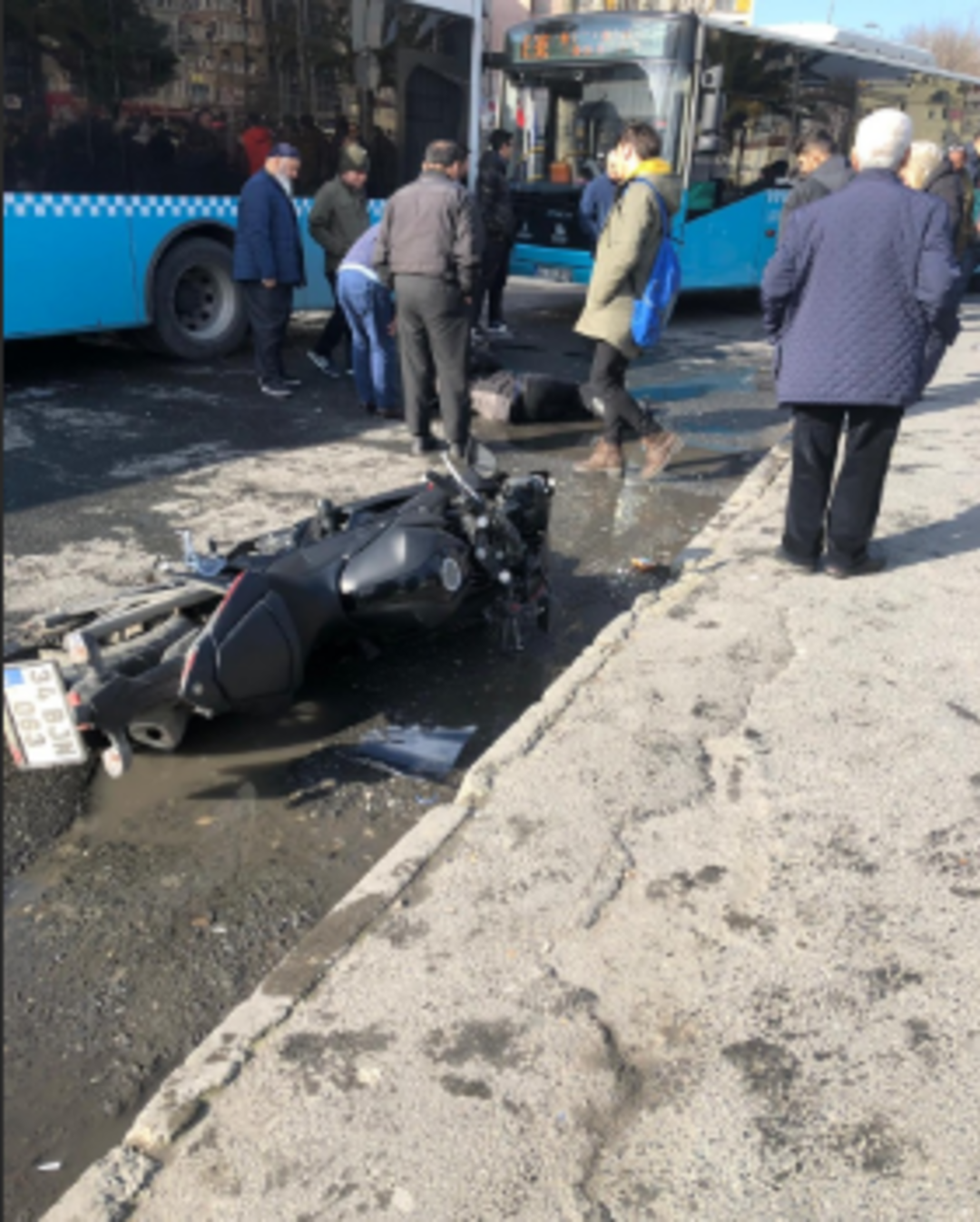 İstanbul'da s&uuml;rat motosikleti yayaların arasına daldı 