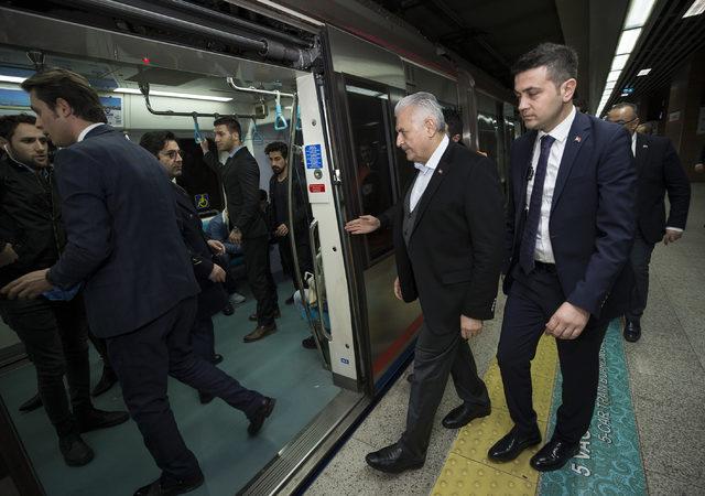 Binali Yıldırım Marmaray'da vatandaşlarla sohbet etti