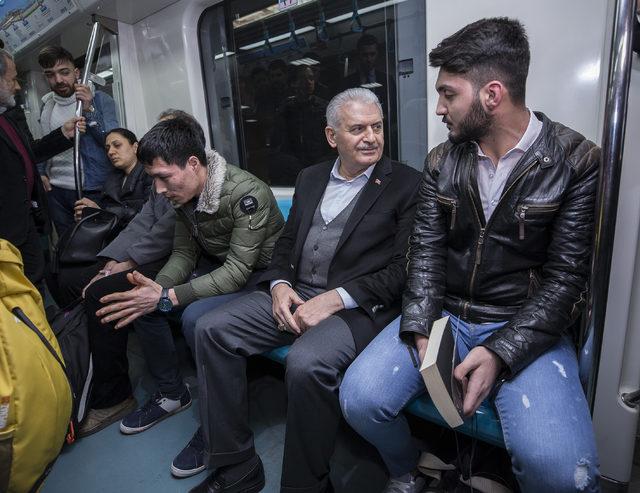 Binali Yıldırım Marmaray'da vatandaşlarla sohbet etti