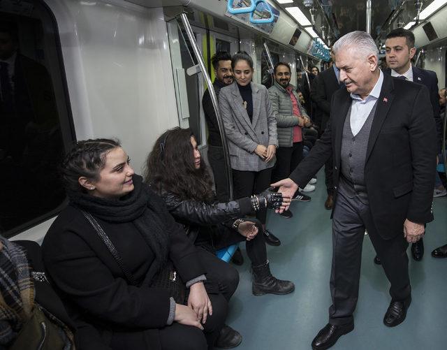 Binali Yıldırım Marmaray'da vatandaşlarla sohbet etti