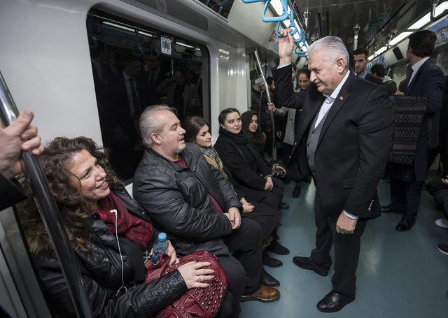 Binali Yıldırım Marmaray'da vatandaşlarla sohbet etti