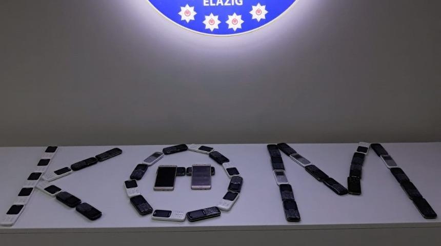 Otomobilde ka&ccedil;ak 45 telefon ele ge&ccedil;irildi