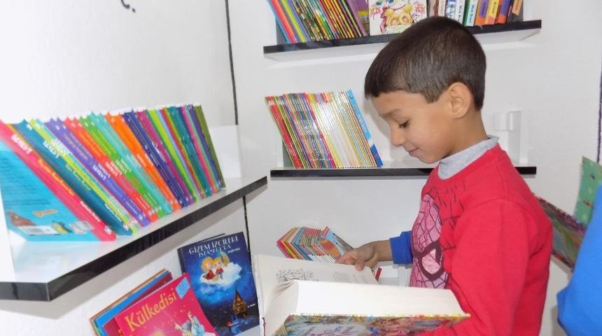 Ortaokul &ouml;ğrencileri k&ouml;y okuluna 2 bin kitaplık k&uuml;t&uuml;phane kazandırdı