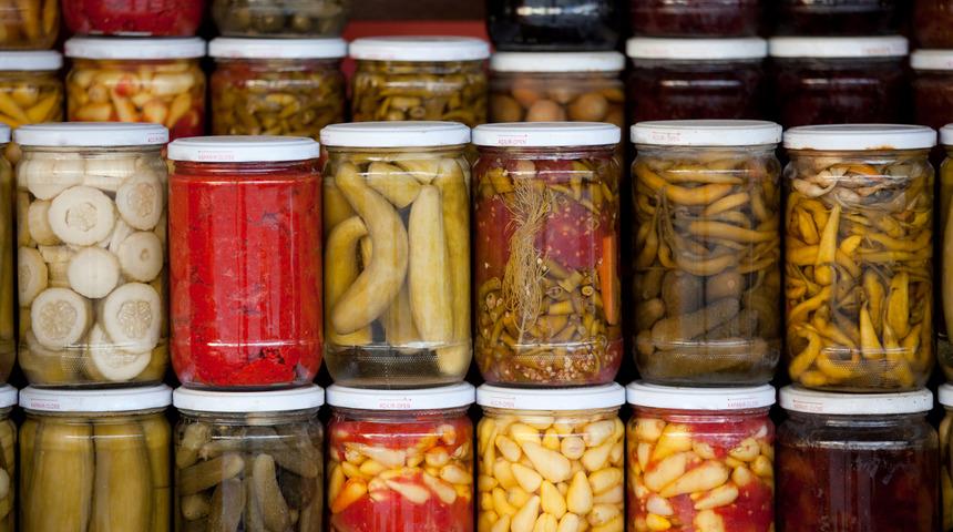 Sabah a&ccedil; karnına i&ccedil;ilen sirkeli su, turşu yemek size iyi gelmeyebilir 