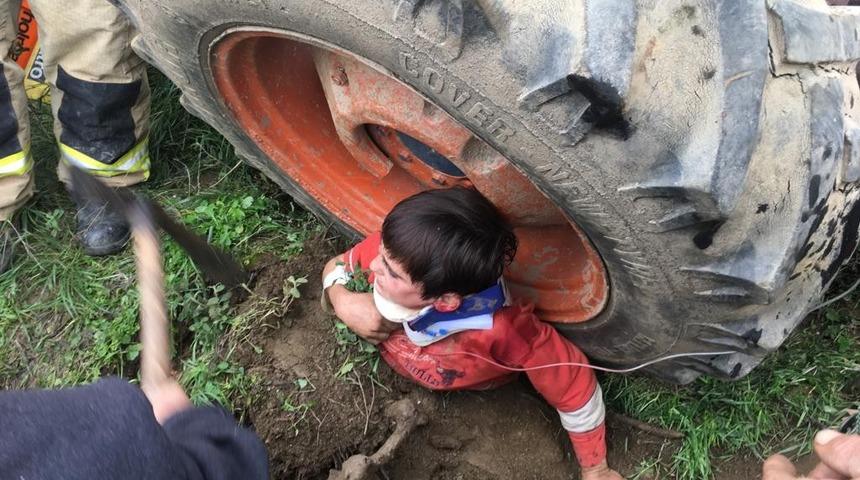 İzmr'de çocuk, traktör tekerinin altına şıkıştı