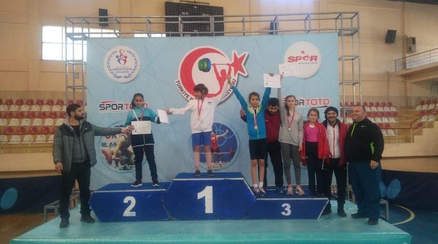 Halterde 3 bronz madalya