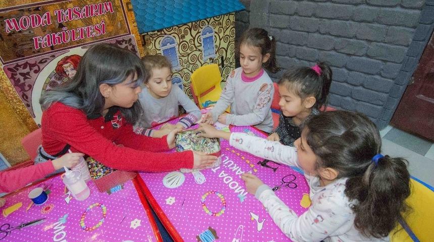 Adanalı &ccedil;ocuklar gelecekte se&ccedil;ecekleri meslekleri deneyimliyor