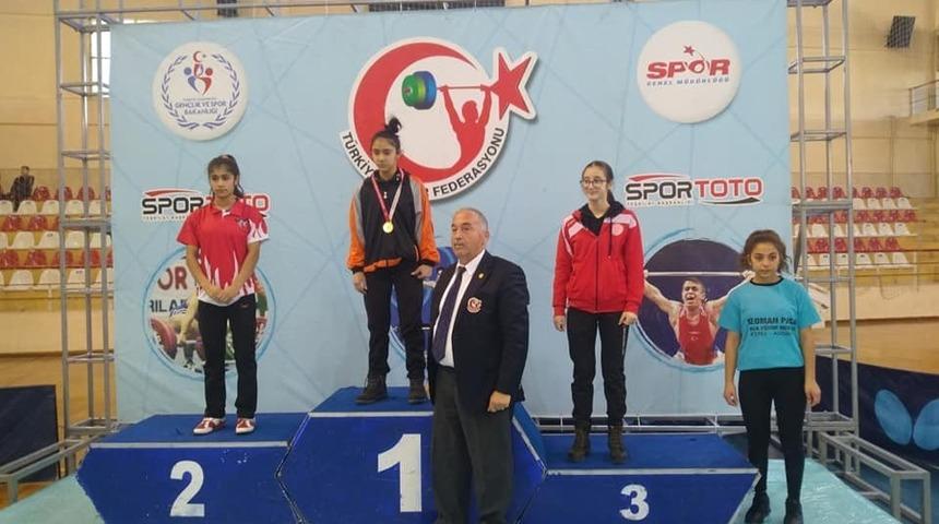 Gen&ccedil; haltercilerden b&uuml;y&uuml;k başarı