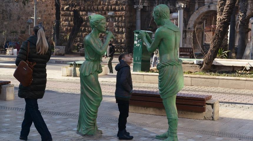Zarar g&ouml;ren heykeller onarıldı
