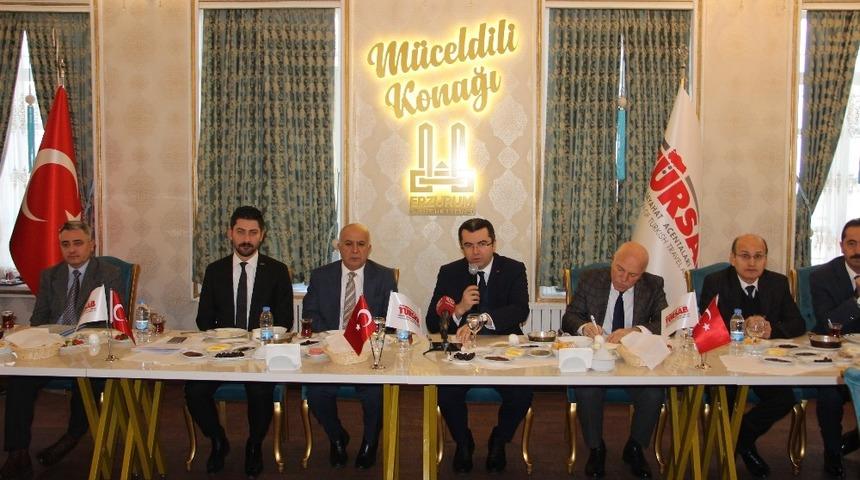 Vali Memiş turizmcilerle bir araya geldi