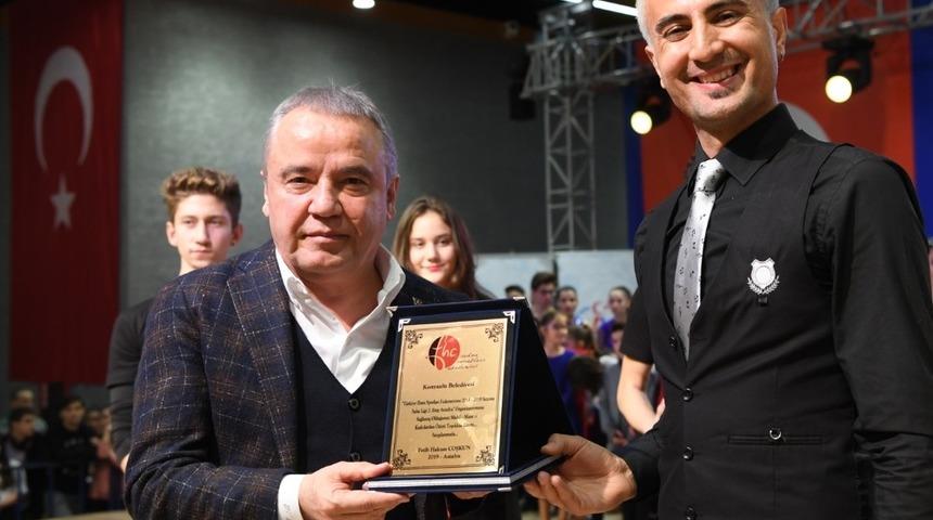 Başkan B&ouml;cek, dereceye giren sporculara kupalarını verdi