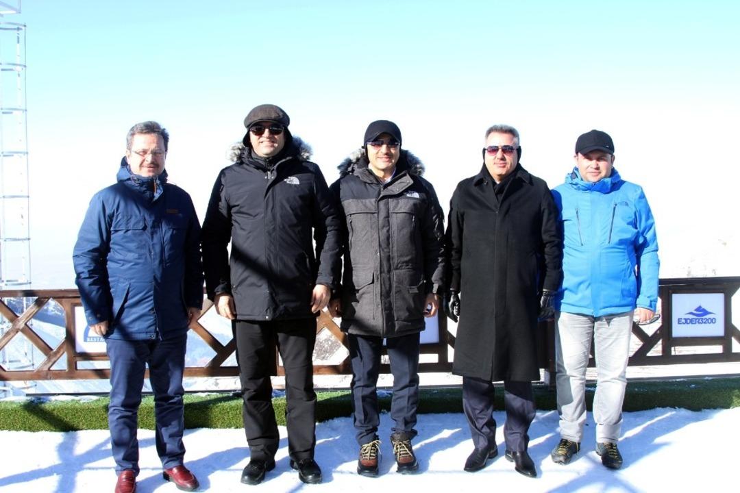 Paland&ouml;ken Kayak Merkezi dolup taşıyor