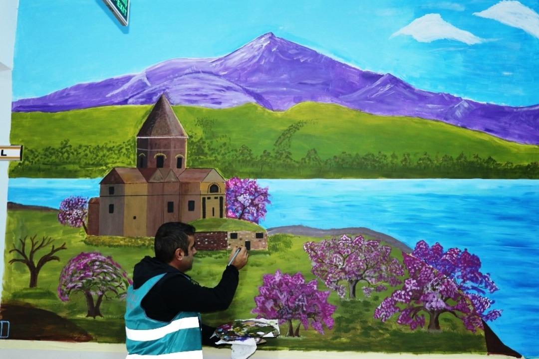 Okullar y&uuml;k&uuml;ml&uuml; eliyle g&uuml;zelleşiyor