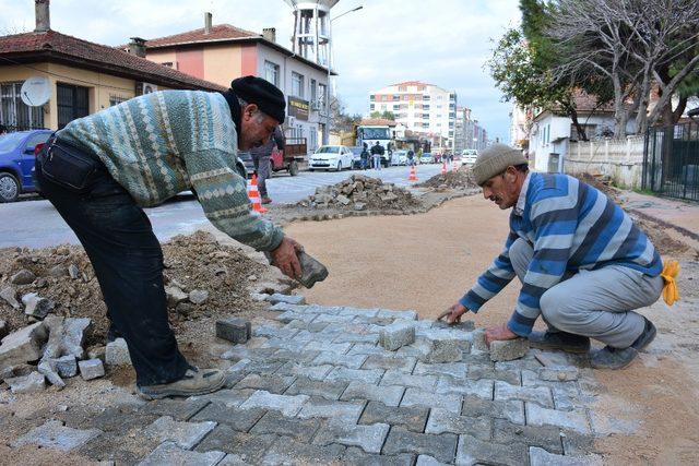 Torbalı’da İZSU’nun kazıp bıraktığı yollar yenileniyor