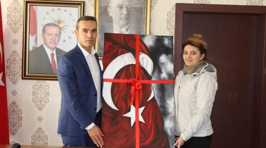 &Ouml;ğretmenden kaymakama anlamlı hediye