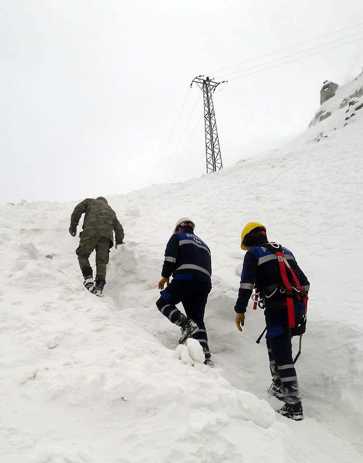 Elektrik direkleri bile görünmez oldu! Kar kalınlığı 7 metreyi buldu G4