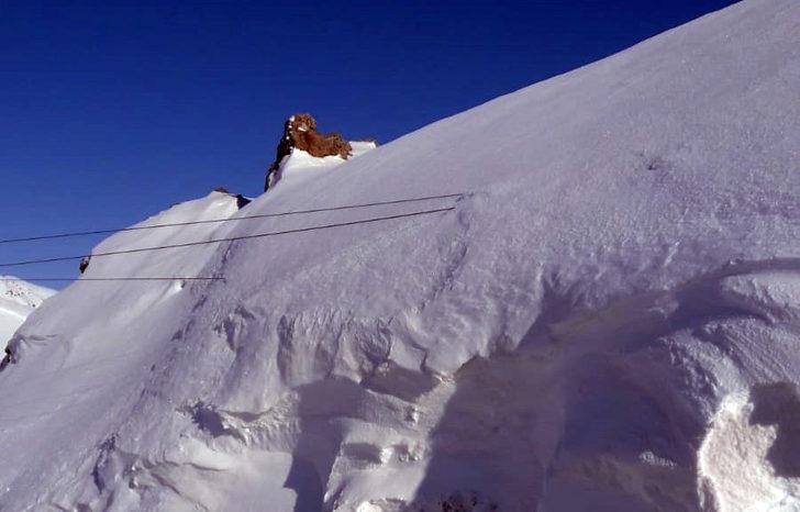 Elektrik direkleri bile görünmez oldu! Kar kalınlığı 7 metreyi buldu G3