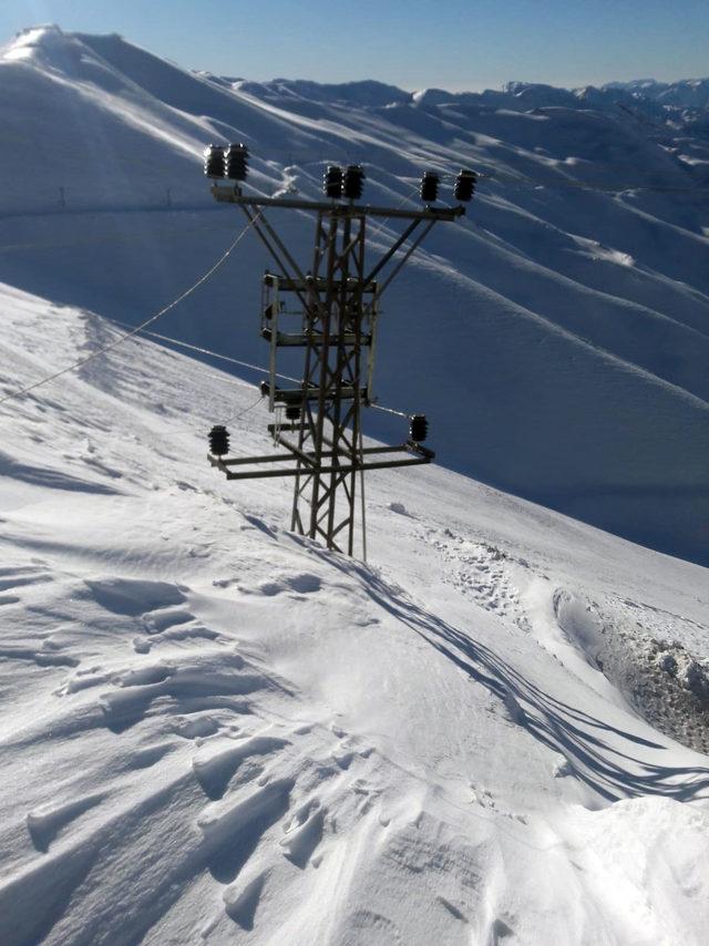 Şırnak’ta elektrik direkleri karın altında kayboldu