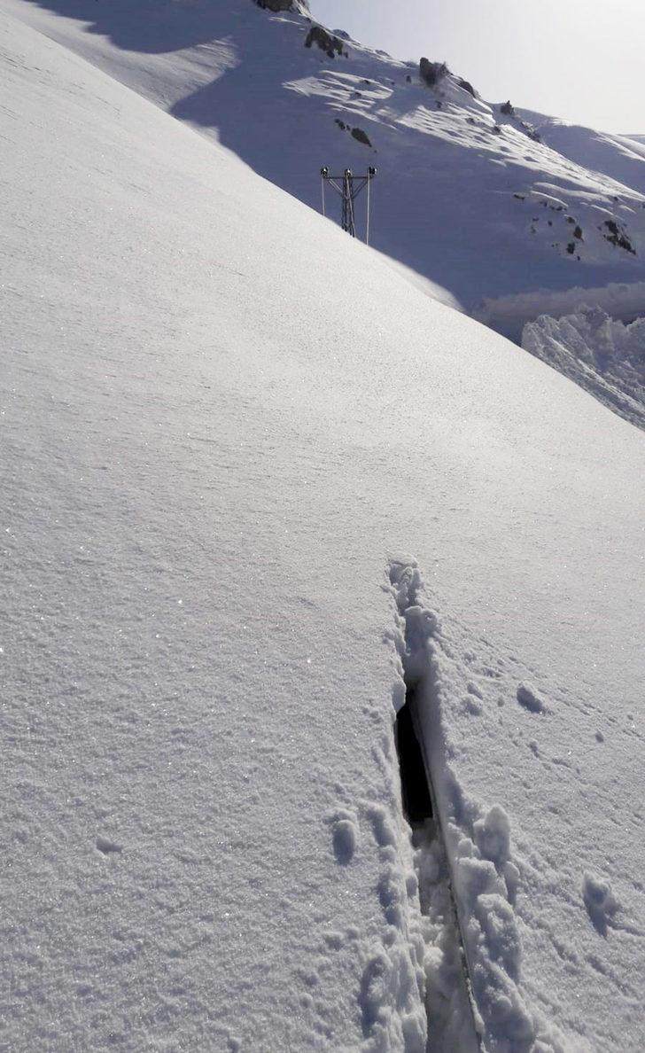 Elektrik direkleri bile görünmez oldu! Kar kalınlığı 7 metreyi buldu G1