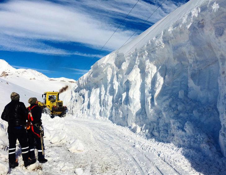 Elektrik direkleri bile görünmez oldu! Kar kalınlığı 7 metreyi buldu G5