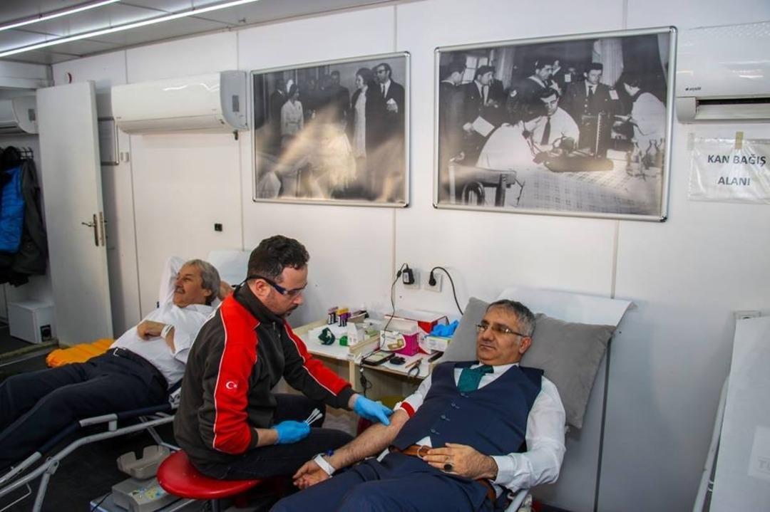 Kaymakam Yavuz ve Başkan Şahin kan bağışında bulundu