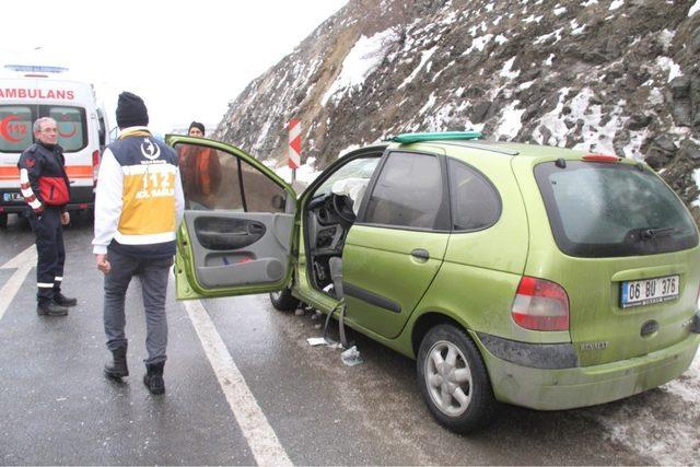 Otomobil beton bariyerlere çarptı; 2 yaralı