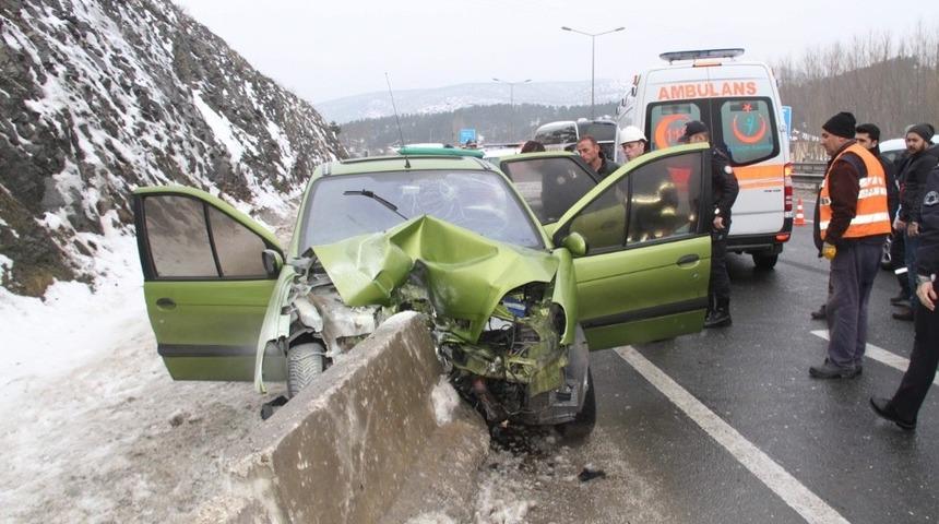 Otomobil beton bariyerlere &ccedil;arptı; 2 yaralı