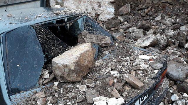 Bodrum'da iki yerde duvar çöktü, 4 otomobil hasar gördü