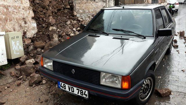 Bodrum'da iki yerde duvar çöktü, 4 otomobil hasar gördü