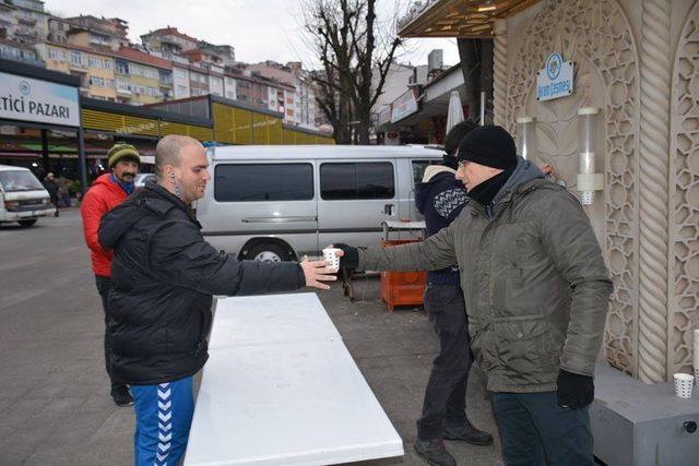 Başkan Uysal pazarcı esnafına çorba dağıttı