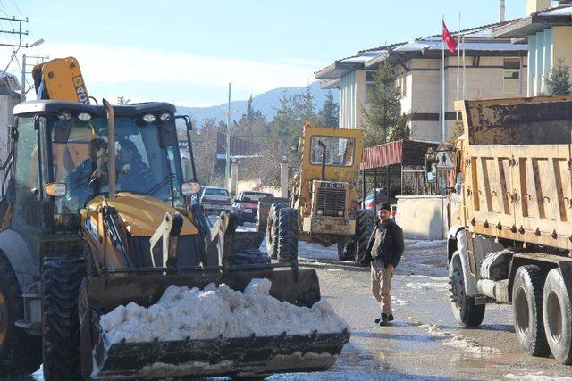 Emet ilçe merkezinde kar temizliği