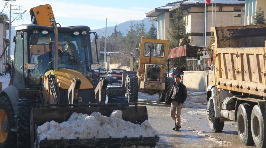 Emet il&ccedil;e merkezinde kar temizliği