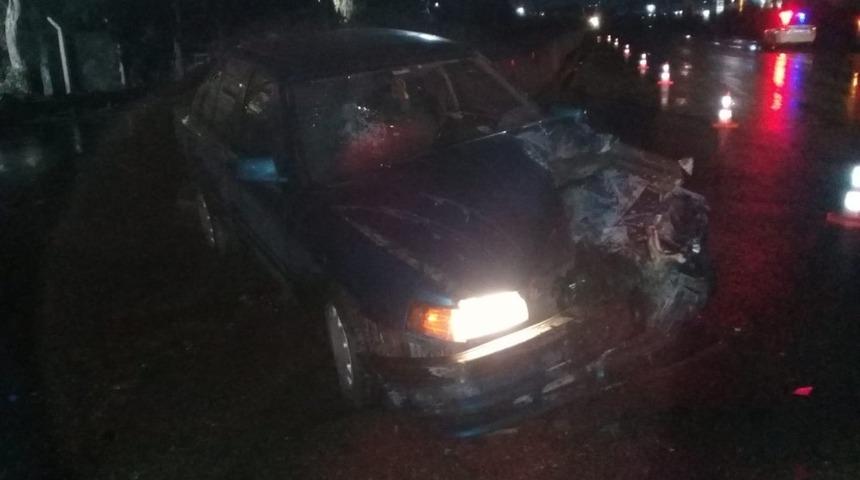 Aliağa&rsquo;da otomobil ve kamyon &ccedil;arpıştı: 3 yaralı