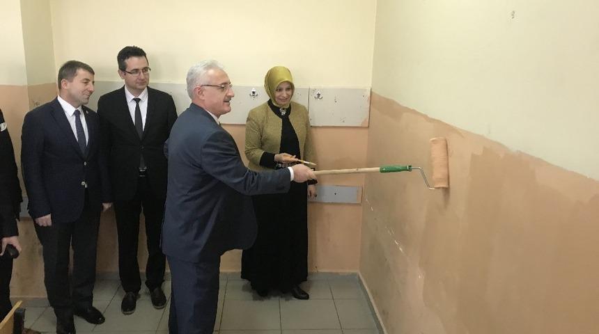 Denetimli Serbestlik kapsamındaki 224 h&uuml;k&uuml;ml&uuml; okullarda temizlik, tadilat yapıyor