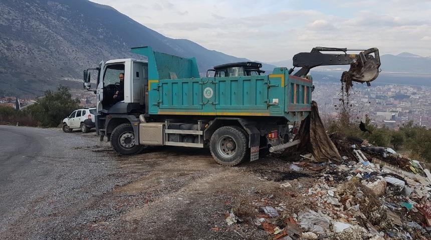 Kırkağa&ccedil;&rsquo;ta ka&ccedil;ak d&ouml;k&uuml;len hafriyat temizlendi