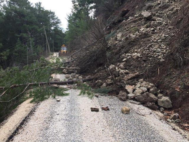 Kumluca’da heyelan nedeniyle kapanan mahalle yolları ulaşıma açıldı