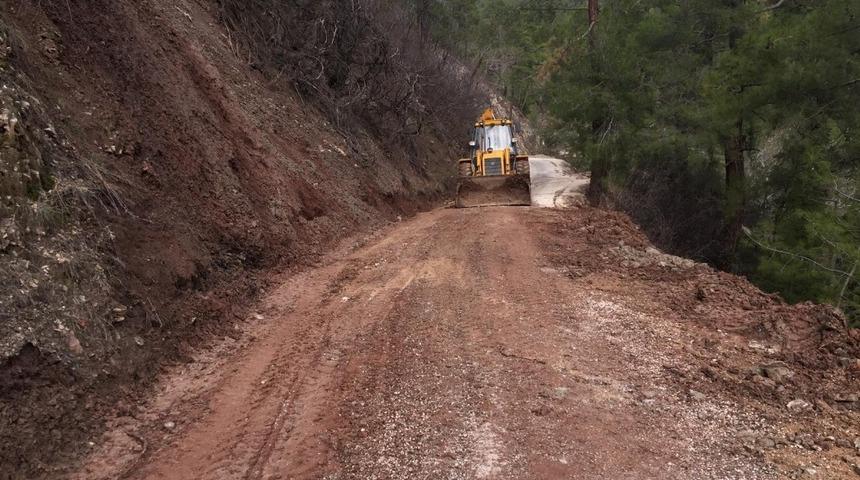 Kumluca&rsquo;da heyelan nedeniyle kapanan mahalle yolları ulaşıma a&ccedil;ıldı