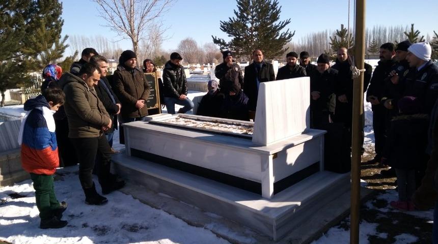 Şehit &Ouml;m&uuml;r Erbay, mezarı başında dualarla anıldı